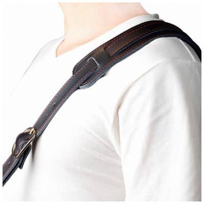 sangle de guitare réglable en cuir véritable 120-145cm vue devant portée