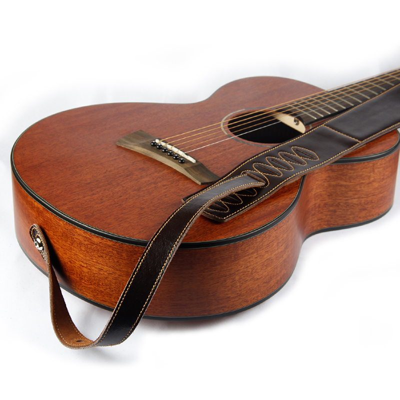 Sangle de guitare cuir marron foncé logo PRS Couleur Marron Longueur maxi  140 cm Longueur mini 104 cm Largeur 6,5 cm Réglage Boucle