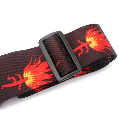 détails boucle de sangle de guitare électrique tout feu tout flamme