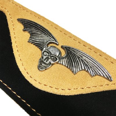 détails de la sangle de guitare noir et camel en nubuck cloutée
