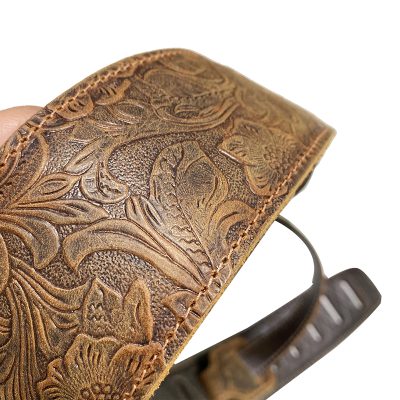 détails sangle guitare en cuir marron gaufré pour guitare folk