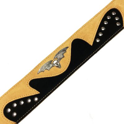 vue complète de la sangle de guitare noir et camel en nubuck cloutée