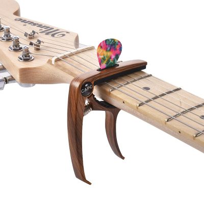Capodastre pour guitares avec support pour médiators - modèle bois