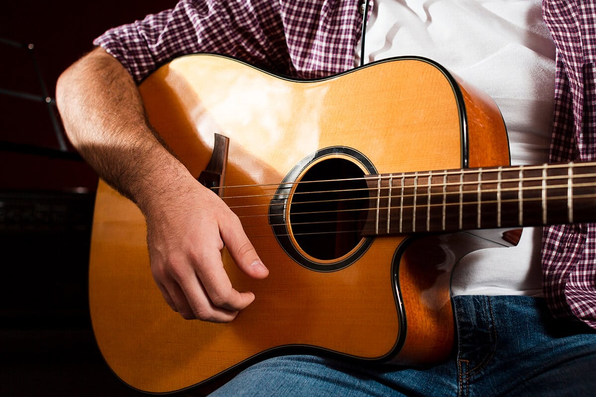 Conseils pour l'entretien des cordes de guitare acoustique