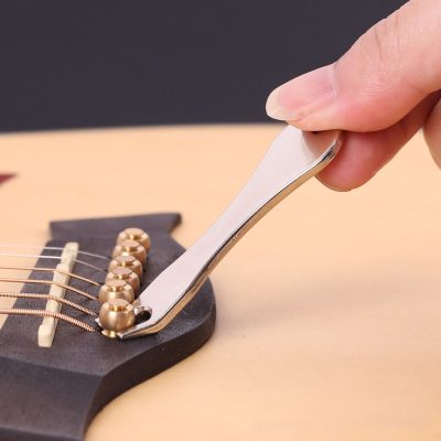 Outil d'extraction de chevilles de cordes de guitare en alliage