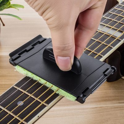 utilisation du Nettoyant pour cordes guitares électriques ou acoustiques