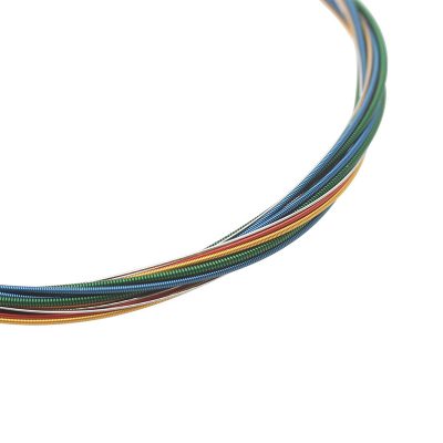vue détaillée de cordes Guitare acoustiques colorées arc-en-ciel