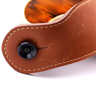 détails accroche Sangle de luxe dans deux cuirs bruns