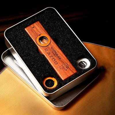 Kazoo en bois dans un étui en métal