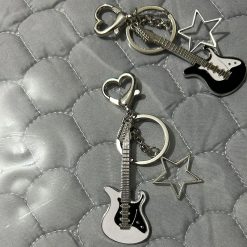 Porte-clés guitare électrique - breloques star et mousquetons cœur - modèle blanc