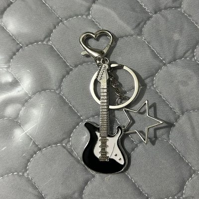 Porte-clés guitare électrique - breloques star et mousquetons cœur - modèle Noir