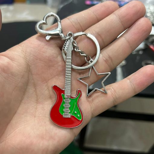 Porte-clés guitare électrique - breloques star et mousquetons cœur - modèle Rouge