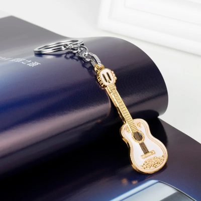 Porte-clé guitare acoustique dorée ou argentée - couleur or
