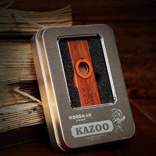 détails boîte Kazoo en bois dans un étui en métal