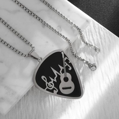 détails du Magnifique Gros pendentif médiator en métal