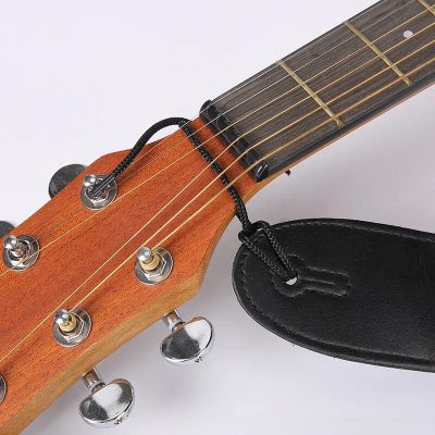 détails fixation Sangle en tissu avec un motif floral subtile