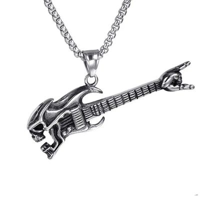 détails pendentif tête de mort pour rockers rebelles