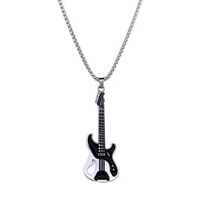 modèle Collier pendentif long guitare électrique