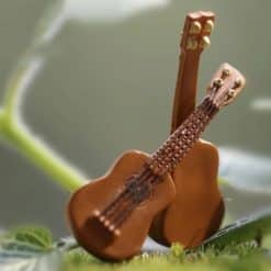vue détaillée Guitare Miniature accoustique réaliste en plastique