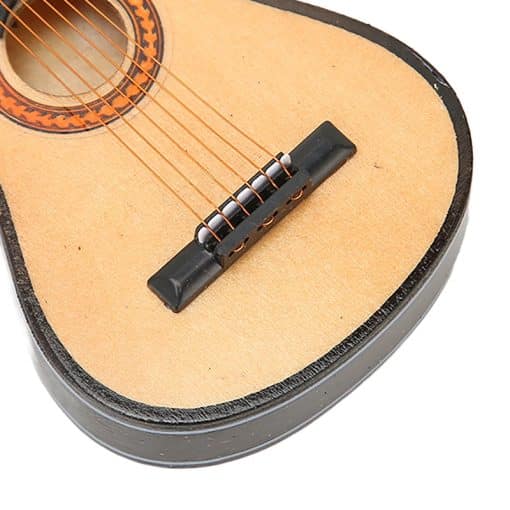 vue détaillée Guitare Miniature accoustique réaliste en bois pour accrocher