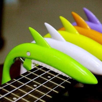 détails Capodastre en Plastique en forme de requin - 5 couleurs fluo