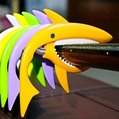 vue côté Capodastre en Plastique en forme de requin - 5 couleurs fluo