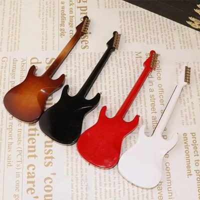 Parte trasera de una guitarra eléctrica miniatura en rojo o negro con caja de almacenamiento - 4 tai