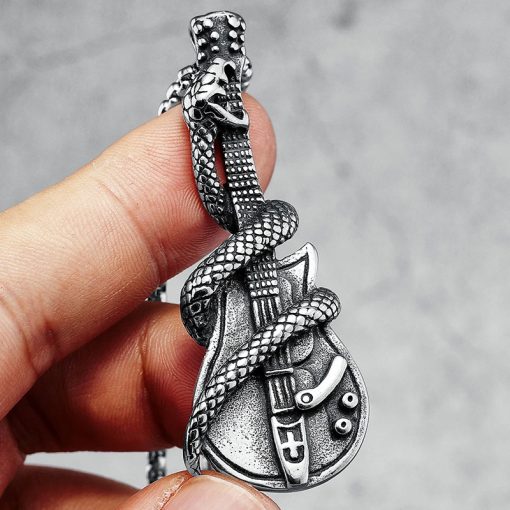 vue détaillée du Pendentif Guitare Heavy Metal Rock avec Guitare Enveloppée par un Serpent