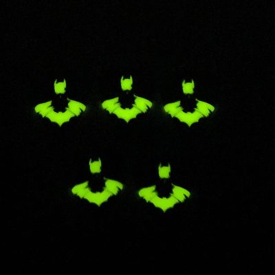 Vista luminiscente de las púas de guitarra con motivo de murciélago