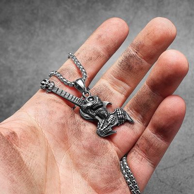 vue détaillée du Pendentif Guitare Heavy Metal Rock Guitare avec Serpent vue détaillée du Pendentif Guitare Heavy Metal Rock Guitare avec Serpent