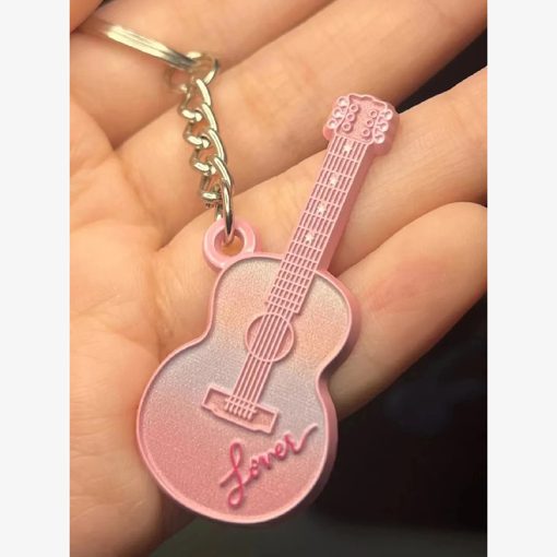 Porte-clés Guitare Couleur Rose avec Inscription "Lover"