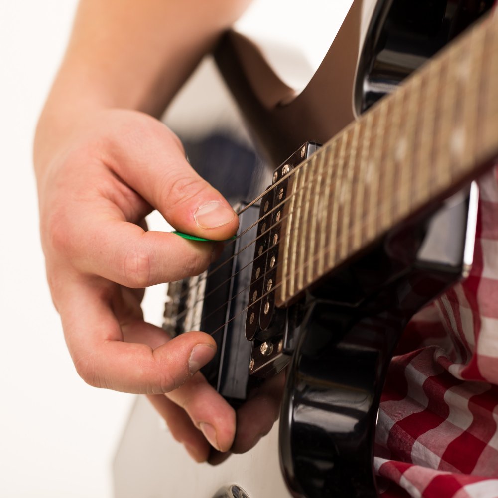Einen Gitarrengurt oder Gitarrenriemen verwenden - praktische Tipps für den richtigen Umgang mit Ihrem Zubehör