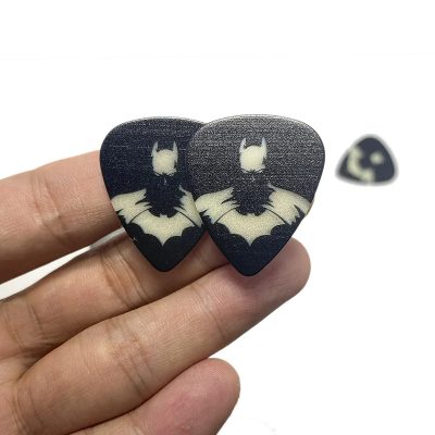 detalles completos de las púas de guitarra con motivo de murciélagos