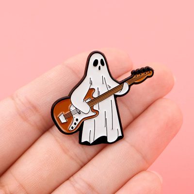 Magnífico Pin de Esmalte de un Pequeño Fantasma Tocando la Guitarra