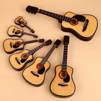 Différentes Tailles Guitare Miniature accoustique avec étui et Porte guitare - 3 tailles - 5 couleurs !