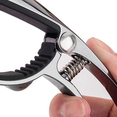 Vue détaillée Capodastre en métal en alliage de zinc en forme de Léopard couleur acier