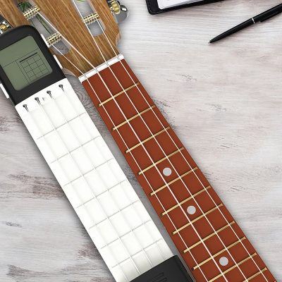 Details Exerceur d’Accords Ukulélé “Pocket Uke” – Manche Rétractable avec Métronome et Écran LCD Couleur bleu