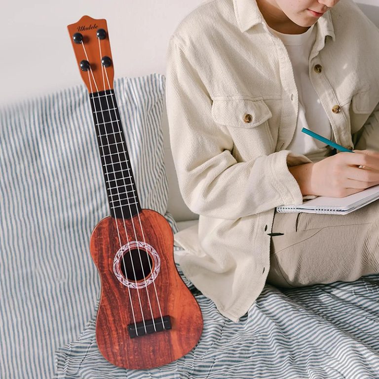 Jouet d'Ukulélé pour Enfants 4 Cordes Excellent Son Instrument de Musique de Guitare Simulé pour les Débutants Jouet d'Ukulélé pour Enfants 4 Cordes Excellent Son Instrument de Musique de Guitare Simulé pour les Débutants