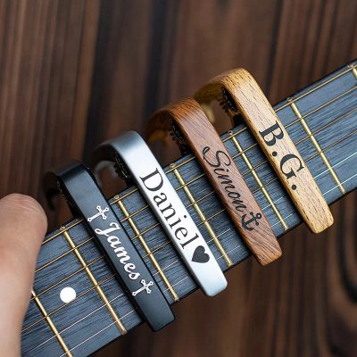 Avant Capodastre Guitare Personnalisé Bois & Métal – Gravure Nom + Symbole Offert