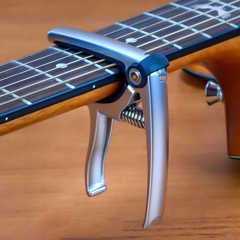 Capodastre Guitare à Ressort – Métal Ultra-Résistant Style Classique Couleur Argent