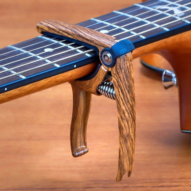 Capodastre Guitare à Ressort – Métal Ultra-Résistant Style ClassiqueCouleur Bois