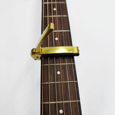 Utilissation du Capodastre Guitare à Poignée Ergonomique - Serrage Rapide et Puissant