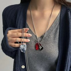 Vue Portée Pendentif Guitare Rock 'Pick & Roll' Couleur Rouge
