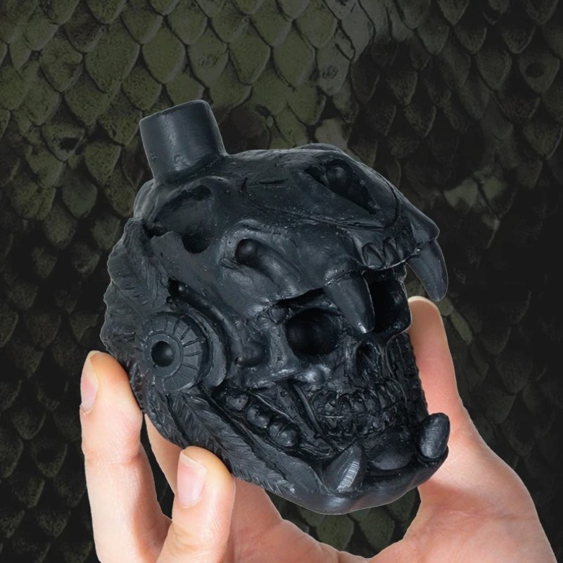 Vue face du Sifflet Aztèque Crâne de Guerre Rugissement du Jaguar Souterrain