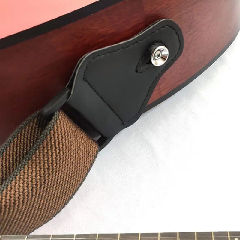 Détail de l'Attache Sangle Guitare Classique Marron Café