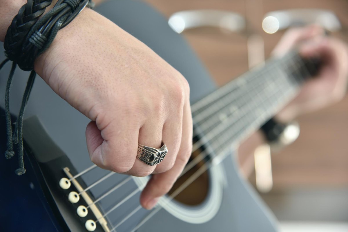 Pourquoi le Bracelet est le Bijou Ultime du Guitariste