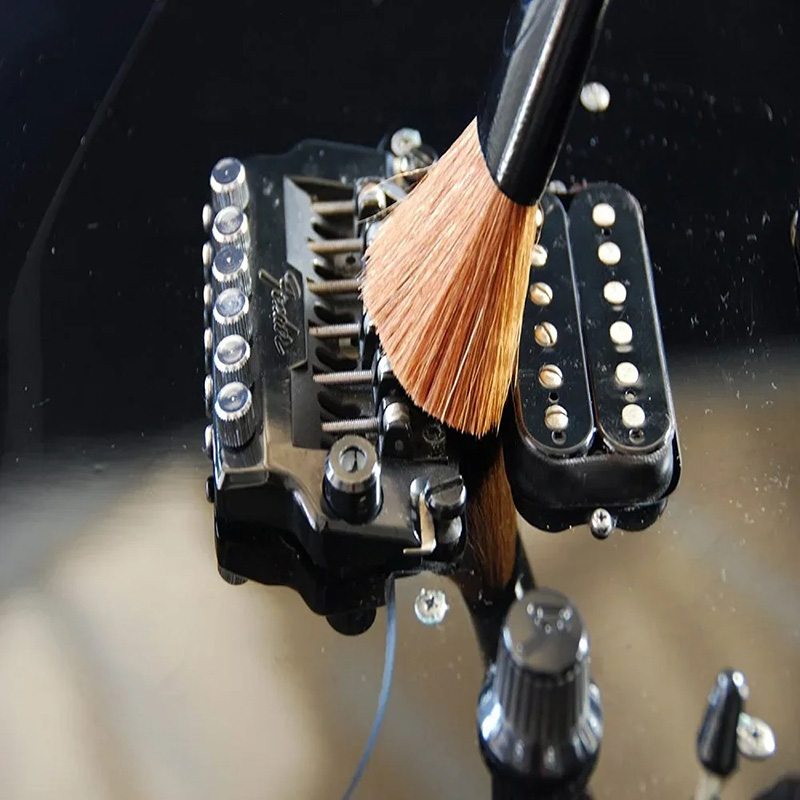 Avant Brosse et Nettoyeur de Cordes pour Guitare - Outil d'Entretien 2-en-1