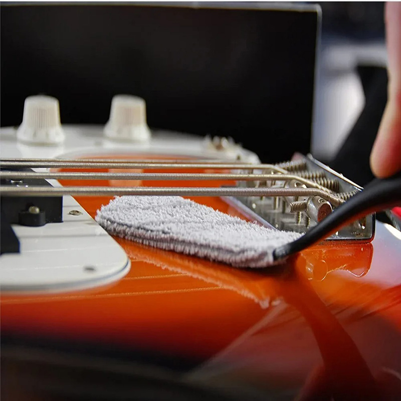 vue de face Brosse et Nettoyeur de Cordes pour Guitare - Outil d'Entretien 2-en-1