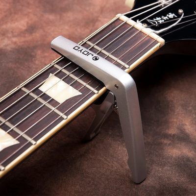 Avant Capodastre Guitare - Modèle Ergonomique à Ressort en Alliage Léger Couleur Couleur Argent