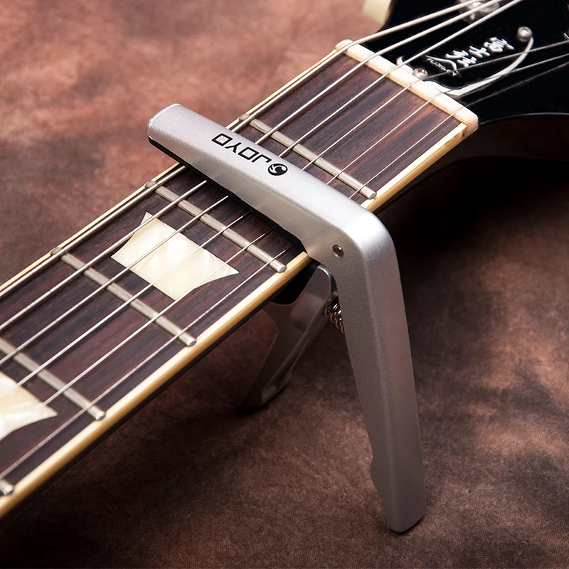 Avant Capodastre Guitare - Modèle Ergonomique à Ressort en Alliage Léger Couleur Couleur Argent